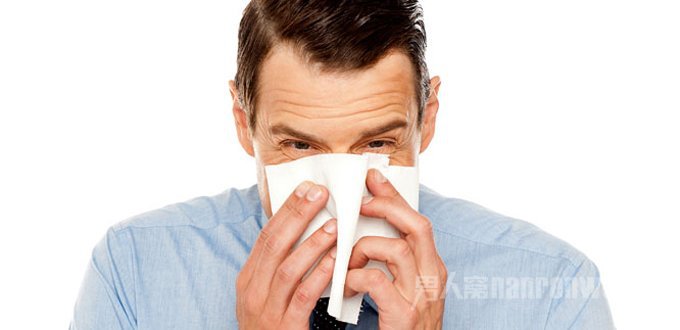 什么!又感冒了!?感冒了不仅影响心情还影响工作效率,头疼发烧流鼻涕,做什么都无精打采的,加上春天又是流感高发期,那么接下来小编就要给大家来打预防针了,教大家如何和感冒说拜拜。 流鼻涕 一、调整肠道环境 肠道会聚集影响免疫力的免疫细胞,因此若能增加对肠道有益的善玉菌以提高免疫力就可创造出不输病毒的强健身体。因此男人请务必多加摄取含有乳酸菌或是食物纤维的食品。 二、勿自行判断取药 相信不少男人都不想要长期吃药吧,另外也有许多男人会有会认为“感觉已经好了”而停药,但