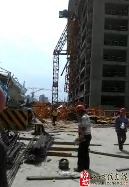 聊城:塔吊倒塌致五人死亡疑瞒报 多部门涉嫌渎