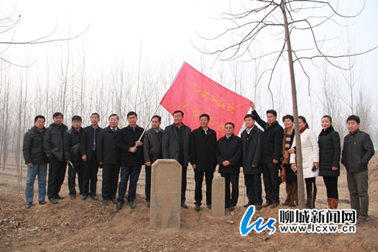 12月20日，采访调研团全体在起点碑和界碑前留影_副本.jpg