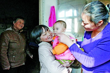 聊城针扎女婴回到高唐家中 一家人的生活走上正轨