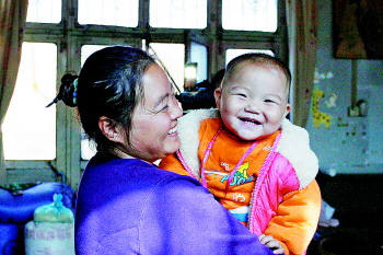 聊城针扎女婴回到高唐家中 一家人的生活走上正轨