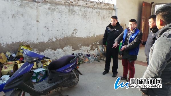 李建在指认偷盗现场8.jpg