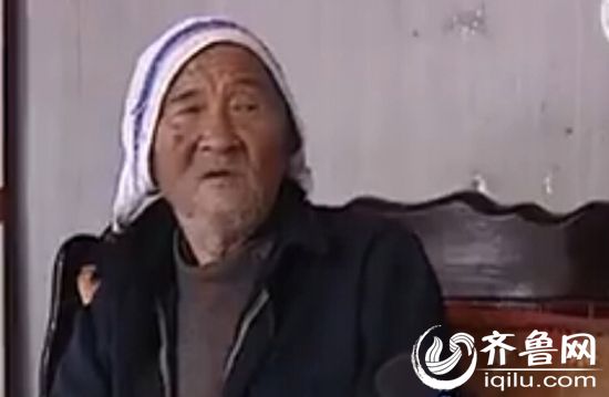 曲大叔的父亲说收水管的人没有打开看一下就扛走了。(视频截图)