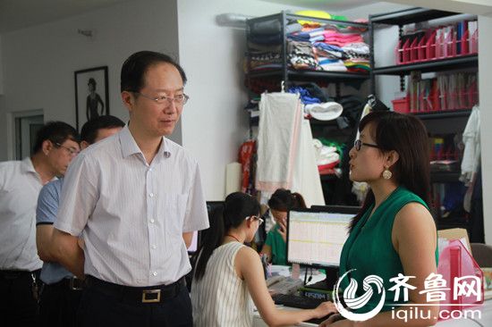 韩金峰视察某服装设计公司_副本