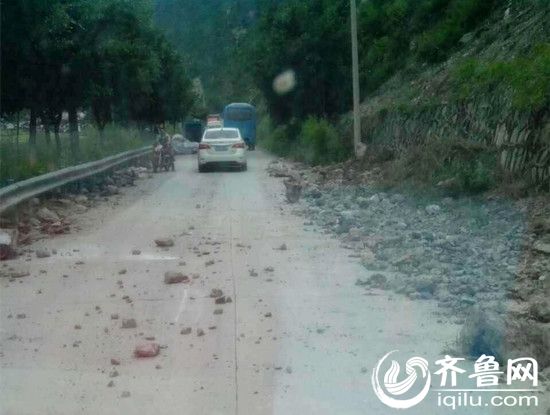 凉山州甘洛县乌格崩塌隐患点（图片透过车窗拍摄）